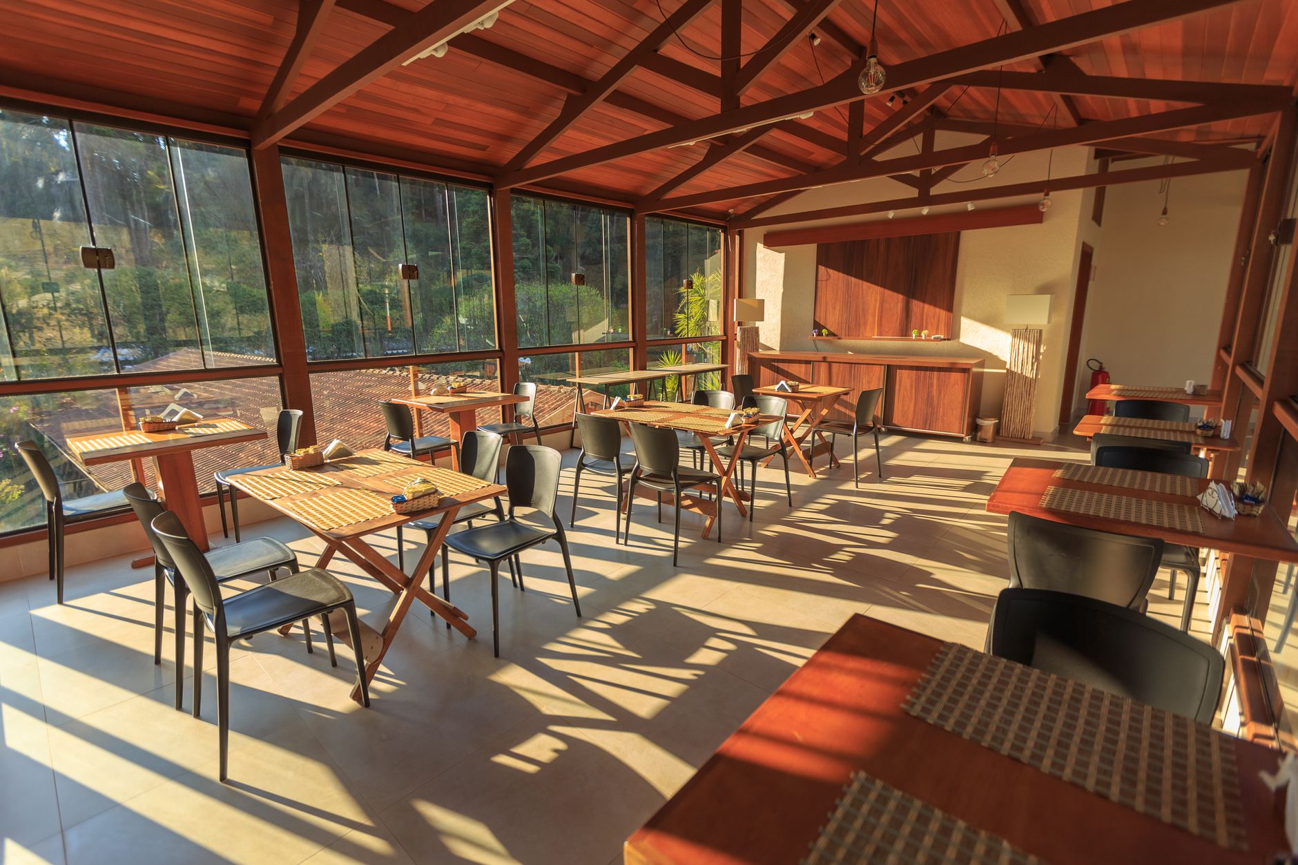 Helles Café-Interieur mit Holztischen und Tageslicht