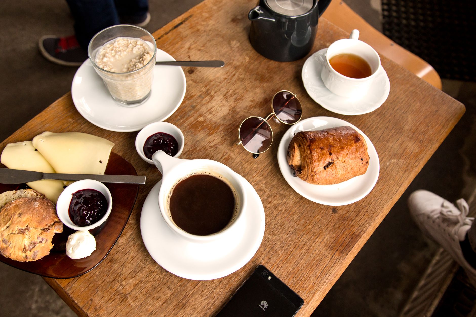Gemütliches Frühstück mit Kaffee und Gebäck im Café